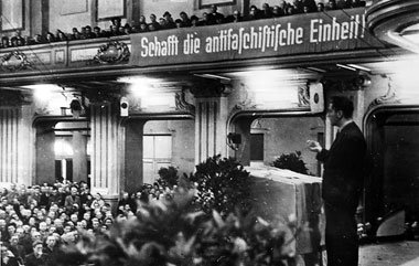 Erste Massenversammlung der KPD in der »Neuen Welt« in Berlin na... Erste Massenversammlung der KPD in der »Neuen Welt« in Berlin na...