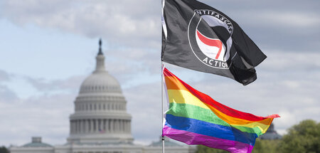 Antifa- und Regenbogenfahne vor dem Kapitol in Washington (30.9....