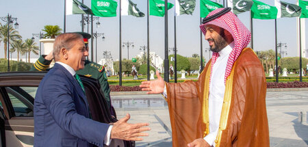 2025-09-17T192651Z_957707295_RC2VTGAKA0T5_RTRMADP_3_SAUDI-PAKIST