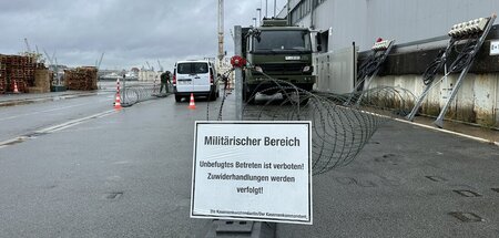 Stacheldrahtsperren im Hafenbereich bei der letztjährigen Übung ...
