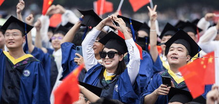 Chinesische Studentinnen und Studenten feiern ihren Abschluss (W...