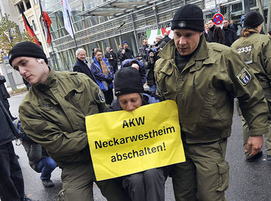 Protestaktion von AKW-Gegnern vor Beginn der Koalitionsverhandlu...