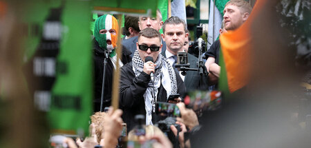 Furchtlos gegen die Völkermörder: Liam O&#039;Hanna (M.) vor dem...