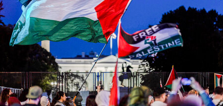 Unter Protest wurde der mit internationalem Haftbefehl gesuchte ...