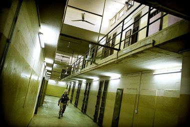 Aufseher im Foltergefängnis Abu Ghraib bei Bagdad (17.05.2004) Aufseher im Foltergefängnis Abu Ghraib bei Bagdad (17.05.2004)