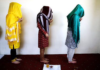 Drei junge afghanische Frauen in Kabul (links Araso), die vor ih...