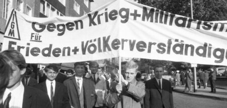 Kämpferischere Zeiten: An ihrer eigenen früheren Antikriegshaltu...