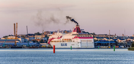Rußender Schornstein einer Ostseefähre vor Stockholm