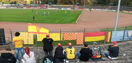 Lass es Liebe sein: Rot-gelber Fanblock des FCV (Frankfurt an de...