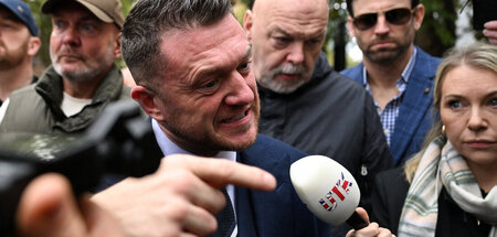 Stephen Yaxley-Lennon vor seinem Gerichtstermin in London (13.10... Stephen Yaxley-Lennon vor seinem Gerichtstermin in London (13.10...