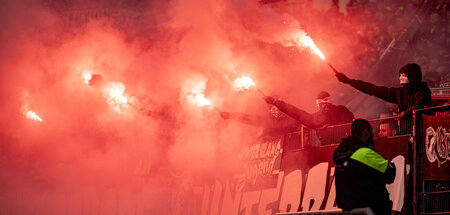 Fans_mit_Pyrotechnik_85279753.jpg