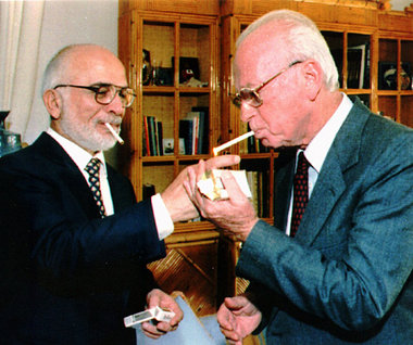 Jordaniens König Hussein gibt dem israelischen Premier Rabin Feu...