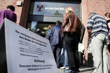 Aktion gegen Hartz IV vor dem Jobcenter Berlin-Mitte im Septembe... Aktion gegen Hartz IV vor dem Jobcenter Berlin-Mitte im Septembe...