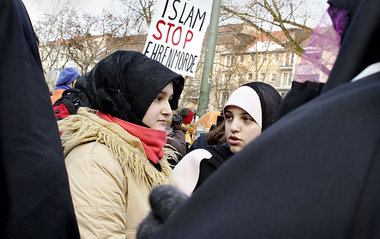 Demonstration gegen Gewalt an Frauen 2005 in Berlin-Neukölln