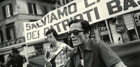 Pier Paolo Pasolini spricht auf einer Solidaritätsdemonstration ...
