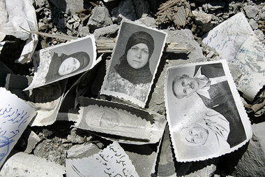 Bilder vermißter Libanesen auf den Trümmern eines zerbombten Hau...