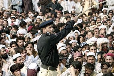 27. Oktober in Dera Ismail Khan, Pakistan: Ein Polizeioffizier w...