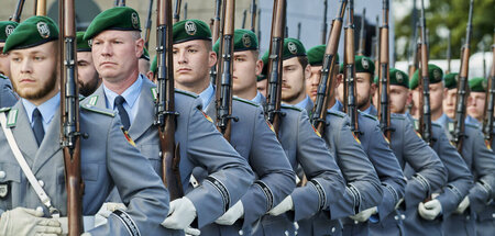 Die Nation in Reih und Glied, daran soll auch die junge Generati...