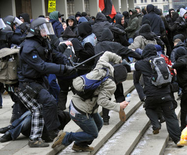 Dresden, 14. Februar 2009: Einsatz der Polizei gegen linke Demon... Dresden, 14. Februar 2009: Einsatz der Polizei gegen linke Demon...