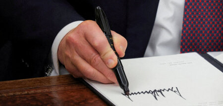 2025-10-20T193653Z_780603537_RC21ECA18XTD_RTRMADP_3_USA-TRUMP-GE