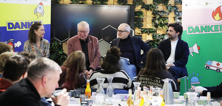 »Ab heute heißt es: Mitmachen statt meckern«, steht auf der Dank... »Ab heute heißt es: Mitmachen statt meckern«, steht auf der Dank...