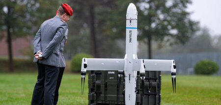 Stark im Geschäft: Bundeswehr-Offiziere inspizieren eine »Kamika...