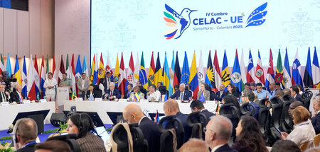 2025-11-10T025523Z_898330028_RC23THA89TER_RTRMADP_3_CELAC-EU-COL