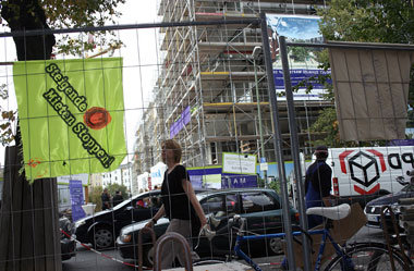 »Lebensqualität ohne Kompromisse« verspricht dieser Bauherr in B...