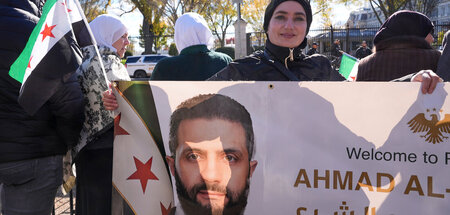 Demonstranten begrüßen am Montag Syriens Präsidenten Al-Scharaa ...