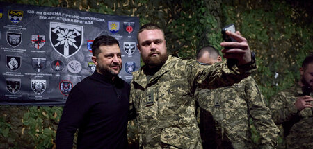 Krieg als Ablenkung vom Korruptionsskandal: Selenskij posiert mi...