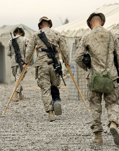 An Krücken: US-Soldaten während der Belagerung der irakischen St...