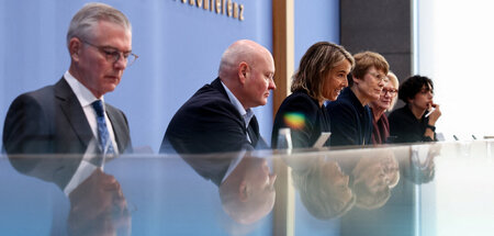 Die »Wirtschaftsweisen« geben sich ihrem Hofschranzendasein hin ...