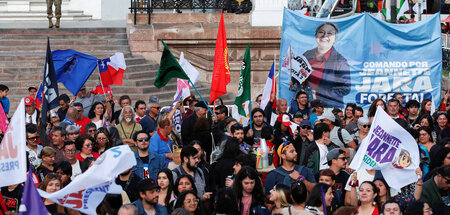 2025-11-14T024411Z_1138608723_RC2ZVHA1QJPY_RTRMADP_3_CHILE-ELECT