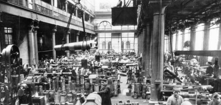 Rüstungsproduktion auf Hochtouren: Geschützbohrwerk in einer sta... Rüstungsproduktion auf Hochtouren: Geschützbohrwerk in einer sta...