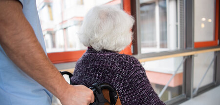 Knochenjob mit Anspruch: Beschäftigten in der Pflege wird einige...