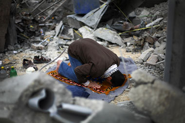 Nördlicher Gazastreifen, 19. Januar 2009: Ein Palästinenser bete...