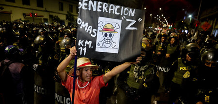 2025-11-15T064939Z_1378444565_RC2OWHAS8D9H_RTRMADP_3_PERU-PROTES