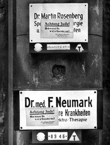 »Die lieben Kollegen« – Klingelschild im Berlin von 1933