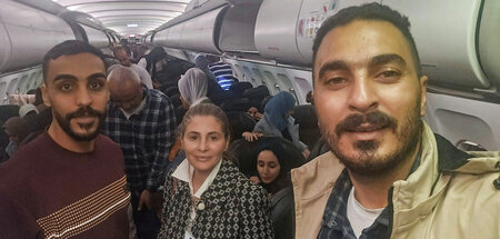 Palästinas Botschafterin in Südafrika (M.) begrüßt die Geflüchte...