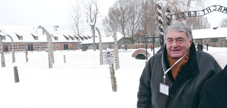Claude Lanzmann beim Besuch des Konzentrationslagers Auschwitz-B...