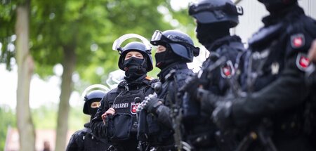 Kennen sich offenbar auch mit Blutdruck aus: Polizeibeamten am R...