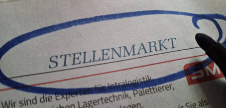 Geschäftiges Treiben: Alltägliches Studieren des Stellenmarkts f...