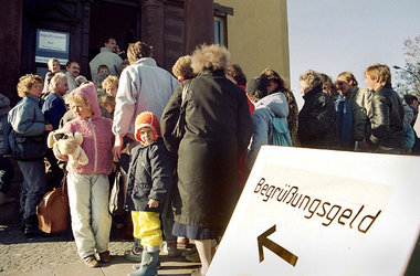 Besucher aus der DDR stehen vor einer Postfiliale in Helmstedt S...