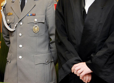Nicht ohne meinen Anwalt: Soldat nach Foltervorwürfen in Coesfel...