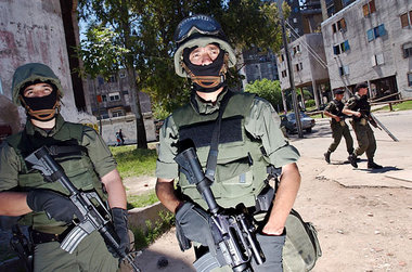Angehörige der argentinischen Nationalgarde in einem Armenvierte...