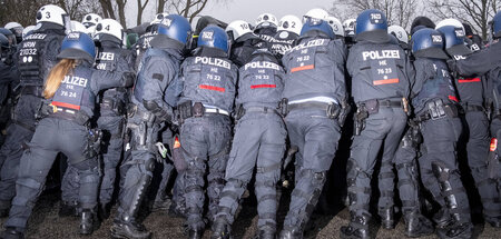 Vorne schlagen, hinten drücken, in voller Montur: Typisches Vorg...