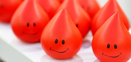 Da grinsen sie zu Recht verschmitzt: Menstruationsblut hat es in... Da grinsen sie zu Recht verschmitzt: Menstruationsblut hat es in...