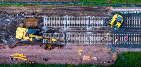 Auf neuen Gleisen lässt sich gut rollen: Teilstück der Bahnstrec...