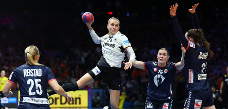 2025-12-14T172502Z_2137438301_UP1ELCE1CDPFO_RTRMADP_3_HANDBALL-W