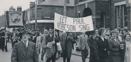 adk25_EAMTS_Let_Paul_Robeson_Sing_um1956.jpg